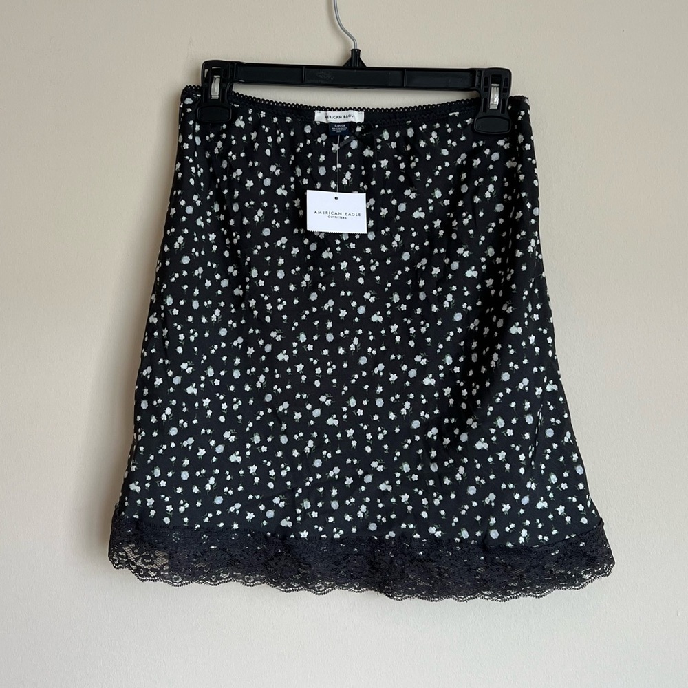 NWT American Eagle AE High Waisted Floral Satin Style Slippers Skirt Lace Detail